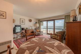 Op de vierde verdieping van de residentie Chateau Val Rose vind je dit appartement met twee slaapkamers, pal op de Zeedijk van Blankenberge. Vanuit...