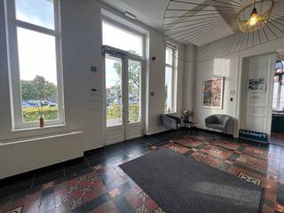 Strategisch gelegen kantoorruimte van 130 m² te huur langs én met fantastische visibiliteit van de bedrijvige Kortrijksesteenweg...