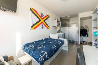<p><span>Moderne studentenkamer op toplocatie in Antwerpen!</span></p><p><span>Deze studentenkamer is gelegen op de 4de verdieping van een recent gebouw op de vernieuwde leien in Antwerpen. Op wandelafstand vindt u onder meer de AP Hogeschool, de stadscampus van de Universiteit Antwerpen, het MAS en verschillende winkels en haltes van het openbaar vervoer. </span></p><p><span> </span></p><p><span>De kamer is bemeubeld met een bed, kast, bureau, TV en beschikt over een eigen badkamer met inloopdouche, toilet en lavabo. </span></p><p><span> </span></p><p><span>Er zijn 3 gemeenschappelijke keukens in het gebouw en een ruime fietsenstalling. </span></p><p><span> </span></p><p><span>De kamer is verhuurd tem 31 augustus 2026. </span></p><p><span> </span></p>