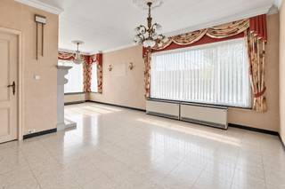 Op zoek naar een ruime gezinswoning op een rustige ligging, met tal van mogelijkheden om ze volledig naar eigen smaak in te richten? Deze woning biedt een mooie basis voor wie op zoek is naar een renovatieproject met heel wat potentieel.<br /><br />Via de inkomhal kom je in de lichtrijke leefruimte, waar het gezellige haardvuur voor extra sfeer zorgt. Aansluitend bevindt zich de veranda met zicht op de tuin. De omheinde tuin beschikt momenteel over een terras, vijver en volières en biedt heel wat mogelijkheden om er een aangename buitenruimte van te maken.<br /><br />De keuken is uitgerust met een gaskookplaat, dampkap, elektrische oven, spoelbak en koelkast. Aansluitend vind je een praktische kelder, een ruime berging met aansluiting voor de wasmachine en een apart toilet.<br /><br />Dankzij de twee opritten en de inpandige garage is er voldoende parkeergelegenheid. Bovendien biedt de zijingang rechtstreekse toegang tot de tuin.<br /><br />Op de eerste verdieping bevinden zich drie slaapkamers en een badkamer met ligbad en lavabo. Via de zoldertrap bereik je de praktische zolder.<br /><br />De woning is voorzien van rolluiken, elektrische verwarming en een regenwaterput.<br /><br />Op deze woning is de renovatieverplichting van toepassing.<br /><br /><em>Enkele foto's werden digitaal opgeruimd ter illustratie van de mogelijkheden van de woning.</em><br /><br /><strong>Ook wild geworden van deze thuis?<br />Twijfel dan niet langer en leg vandaag nog uw bezoek vast!</strong>