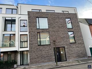 <p><span>Aantrekkelijk en energiezuinig nieuwbouwappartement te huur in hartje Haasdonk</span></p><p><span>In een </span><span>kleinschalige nieuwbouwresidentie</span><span> stellen we graag één van de nog slechts 2 beschikbare appartementen voor. <br />Het gebouw beschikt over een </span><span>lift</span><span>, werd hoogwaardig afgewerkt en biedt </span><span>alle modern comfort</span><span>. <br />Dankzij het gebruik van energiezuinige technieken geniet u hier van een aangename woonervaring én lage verbruikskosten.</span></p><p><span>Gelegen </span><span>in het centrum van Haasdonk</span><span>, op een boogscheut van belangrijke invalswegen, woont u hier rustig maar toch uiterst vlot bereikbaar.</span></p><p><span>Indeling (2e verdieping rechts)</span></p><ul><li><span>Inkomhal met vestiairemogelijkheden</span></li><li><span>Apart gastentoilet</span></li><li><span>Lichtrijke leefruimte</span><span> met grote raampartijen</span></li><li><span>Open, volledig ingerichte keuken</span><span> met praktisch kookeiland</span></li><li><span>Zonnig terras (zuidelijke oriëntatie)</span></li><li><span>Berging/wasruimte</span></li><li><span>Badkamer met </span><span>inloopdouche</span><span> en lavabomeubel</span></li><li><span>2 volwaardige slaapkamers</span></li></ul><p><span>Verder beschikt u over :</span></p><p><span>- een </span><span>privatieve kelderberging</span><span> </span></p><p><span>- een </span><span>autostaanplaats </span></p><p><span>- </span><span>een</span><span> fietsenberging</span><span>.</span></p><p><span>Belangrijke info :</span></p><p><span>- Huurprijs:</span><span> € 975/maand<br />- </span><span>Gemeenschappelijke kosten:</span><span> € 75/maand</span></p><p><span>- Waarborg :</span><span> € 2.925 (3x maandhuur)</span></p><p><span>- Plaatsbeschijving :</span><span> € 175 (deel huurder)</span></p><p><span> </span></p><p><span>ONMIDDELLIJK BESCHIKBAAR!</span><span><br /><br /></span></p><p><span>Bent u op zoek naar een stijlvol, comfortabel en energiezuinig nieuwbouwappartement op een centrale ligging? <br />Dan is dit beslist een bezoek waard!</span></p><p><span> </span></p><p><span>Wenst u graag meer info of bent u geïnteresseerd in een plaatsbezoek? </span></p><p><span>Gelieve ons dan te contacteren op het nummer 03 775 41 88 of mail naar </span><span><span>christel@vastgoed-smet.be</span></span><span>  </span><span>  </span></p><p><span>                             </span></p><p><span> </span><span>De verstrekte gegevens/informatie (zowel online als gedrukt) worden vrijblijvend verstrekt, enkel ter inlichting, zonder contractuele verbintenis of garantie van onzentwege en kunnen op ieder ogenblik gewijzigd worden.</span></p><p><span> </span></p>