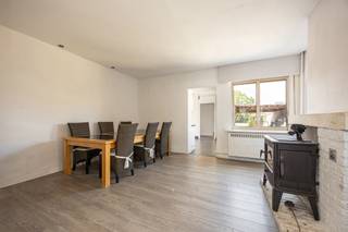 <p><span>Palton troeven:</span></p>
<p>- Diepe tuin<br /><span>- Rustige ligging op wandelafstand van de dorpskern<br /></span><span>- Uitstekende verbinding met het openbaar vervoer</span></p>
<p>Welkom in deze gezinswoning aan Boomgaardstraat 26 te Ravels! Op een steenworp van het centrum van Ravels en toch rustig gelegen in een aangename woonstraat.</p>
<p>Via de inkomhal betreedt u de leefruimte, die is opgedeeld in een eetkamer en een zithoek.</p>
<p>Aansluitend bevindt zich de keuken, uitgerust met onder meer een oven, vaatwasser en elektrische kookplaat. Tevens is er op het gelijkvloers een badkamer met douche en lavabo.</p>
<p>Op de eerste verdieping vindt u de royale slaapkamer van ca. 20 m² en een tweede slaapkamer. De zolderverdieping die via een vaste trap bereikbaar is, is ingericht als tweede badkamer. Mits een beperkte aanpassing kan deze verdieping eenvoudig worden ingericht als een derde slaapkamer of multifunctionele ruimte, volledig afgestemd op uw woonwensen.</p>
<p>Een absolute troef van deze woning is de verrassend diepe, volledig omheinde tuin waar u in alle rust kunt genieten van het buitenleven.</p>
<p>De Boomgaardstraat doet haar naam alle eer aan: achteraan in de tuin staat een prachtige, volgroeide notenboom die u elk najaar rijkelijk beloont met een overvloed aan heerlijke walnoten.</p>
<p>De woning verkeert in een degelijke staat, maar moet gedeeltelijk worden opgefrist. Hierdoor biedt ze de ideale kans om ze volledig naar eigen smaak en woonwensen in te richten.</p>
<p>Kortom, een verzorgde gezinswoning met twee slaapkamers, de mogelijkheid tot het creëren van een derde slaapkamer, twee badkamers, een diepe tuin en een rustige, centrale ligging in Ravels, met bovendien het potentieel om er uw eigen thuis van te maken.<br /><br /><span>Bent u opzoek naar een centraal gelegen gezinswoning met tuin?<br />Neem dan snel contact op via Judith@palton.be of bel naar +32492-78 31 74.</span></p>
<p></p>