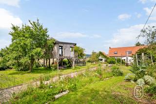 <p>Avec une vue imprenable sur le Mont-de-l’Enclus et les champs environnants, cette propriété exceptionnelle a été rénovée avec des matériaux authentiques et naturels. Le bois y occupe une place centrale, créant une parfaite harmonie avec son environnement verdoyant.<br /><br />Située en deuxième ligne et accessible par une allée privée, elle bénéficie d’un calme absolu, d’une intimité totale et d’un cadre champêtre unique. Le rez-de-chaussée comprend un hall d’entrée, une vaste cuisine ouverte avec séjour, bureau ouvert et salle à manger. Vous y trouverez également une chambre, un dressing et une salle de bains attenante.<br /><br />À l’étage se trouvent deux grandes chambres, une troisième chambre, une seconde salle de bains et un WC séparé. L’une des chambres offre la possibilité d’aménager une terrasse sur le toit afin de profiter pleinement de la vue.<br /><br />À l’extérieur, le jardin naturel constitue un véritable havre de paix. Deux terrasses complètent l’ensemble : une avec vue sur le jardin et une seconde offrant un panorama exceptionnel sur le Mont-de-l’Enclus. La propriété dispose également d’un double garage et d’une construction indépendante sur pilotis pouvant être réaménagée selon vos besoins.<br /><br />Grâce à sa situation idéale, avec un accès aisé vers Renaix et Tournai, cette propriété combine parfaitement tranquillité et accessibilité.<br /><br />Plus d’informations ou planifiez votre visite : wim@immobeguin.be<br />À vendre par Immo Beguin, votre expert immobilier depuis 2009, avec des bureaux à Renaix, Waregem, Courtrai, Deinze, Tournai et Lessines.</p>