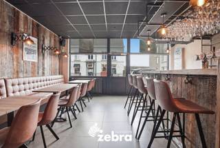 Altijd al gedroomd van een eigen zaak? Dit zeer ruime handelspand combineert een volledig ingerichte horecazaak met een ruime en zeer moderne privéwoning, ideaal om wonen en werken te combineren. De handelszaak is gelegen in het centrum van Pittem en dankzij verschillende invalswegen alsook veel doorgaand verkeer zal jouw handelszaak zeker goed gezien worden!<br />Dankzij genoeg parkeergelegenheid op wandelafstand kan je ook alle klanten het nodige comfort aanbieden.<br /><br />Het handelspand is momenteel ingericht als café met een aparte zaal, keuken, toiletten, een garage en terras.<br /><br />De woonst is volledig gerenoveerd, heeft een moderne inrichting en biedt veel ruimte met een grote open keuken, leefruimte, badkamer, twee slaapkamers en een polyvalente ruimte, momenteel ingericht als bureau. Er is ook een mezzanine in de leefruimte alsook een zolder met vaste trap op het tweede verdiep die nog volledig ingericht kan worden naar jouw eigen smaak.  Voorzieningen zoals een gaskachel, airco .. bieden nog extra comfort!<br /><br />Bestuursmaatregelen in het maatregelenregister: nee<br /><br /><strong>Ook wild geworden van deze thuis?<br />Twijfel niet langer en leg vandaag nog jouw bezoek vast!</strong>