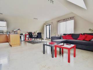 Idéalement situé à Jezus-Eik, spacieux et lumineux appartement de +/- 120m² au 2ème étage d'un bel immeuble construit en 2003. Proximité immédiate...