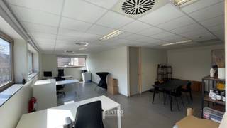 <span><span><span><strong><u>Volledig vernieuwd, klassevol ingericht en voorzien van gemeenschappelijke faciliteiten. U kunt als huurder per direct aan de slag.</u></strong><br /><br /><strong><u>ALL-IN PRIJS:</u></strong><br />- Inclusief nutsvoorzieningen (stadswater, elektriciteit, verwarming)<br />- Inclusief onroerende voorheffing<br />- Inclusief gebruik van alle gemeenschappelijke ruimten (sanitair, kitchenette, ...)<br /><br /><strong><u>AFWERKING:</u></strong><br />Bevloering met keramische tegels - grote glaspartijen (veel lichtinval) - verlaagd plafond met ingewerkte AIRCO-modules en TL-lampen - aluminium schrijnwerk met dubbele beglazing.<br /><br /><strong><u>Algemeen</u>:</strong><br />Zeer degelijke afwerking! Smaakvol ingericht, PLUG &PLAY!<br /><br /><strong><u>NUTSVOORZIENINGEN:</u> </strong><br />Stads -en regenwater - elektriciteit - telefonie/internet - AIRCO (warm/koud) - bekabeling voor netwerk.<br /><br /><strong><u>BESTEMMING:</u></strong> <br />Handel, kantoor, diensten, vrij beroep, ...<br /><br /><strong><u>LIGGING:</u></strong> <br />Op zichtlocatie op de markt van Knesselare! <br /> </span></span><br /><span><u><span>* Bijzonderheden:</span></u><br /><span>- Informeer naar de diverse mogelijkheden. In het gebouw zijn nog andere ruimtes beschikbaar.<br />- Getoonde foto's zijn RENDERS, geven een waarheidsgetrouw beeld van de afwerkingsgraad.<br />- Voldoende parkeergelegenheid in de buurt.<br />- Onmiddellijk instapklaar.<br />- Huurprijs is inclusief kosten! Voordeel als huurder is een <strong>PERFECT overzicht op de werkelijke kostprijs, geen verrassingen achteraf.</strong><br />- Onze referentie op <strong>www.centro.be : O0092-6</strong>of contacteer ons via <strong>050/70.01.02</strong> voor meer info.</span></span></span>