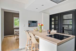 Op een uitstekende locatie in Sint-Katelijne-Waver bevindt zich deze ruime, volledig gerenoveerde woning met een bewoonbare oppervlakte van ca. 224 m², gelegen op een zuidgericht perceel van 731 m². De woning dateert van 1952 en werd in 2014 volledig gerenoveerd, waardoor ze vandaag een aangename combinatie biedt van ruimte, comfort en karakter. Bovendien geniet de woning van een bijzonder gunstige ligging, met het centrum van Sint-Katelijne-Waver , verschillende scholen en openbaar vervoer in de nabije omgeving. Ook de E19 is vlot bereikbaar, wat zorgt voor een uitstekende verbinding richting Antwerpen, Brussel en Mechelen. <br /><br />Via de inkomhal betreden we de woning. De prachtige en bijzonder lichtrijke leefruimte biedt dankzij de grote raampartijen veel natuurlijke lichtinval en beschikt over een mooie parketvloer, wat zorgt voor een warme en aangename sfeer. Aansluitend bevindt zich de keuken, uitgerust met de voornaamste toestellen waaronder een inductiekookplaat, koelkast, diepvries en vaatwasser. Op het gelijkvloers bevindt zich tevens een ruime kamer die momenteel perfect dienst kan doen als bureau, hobbyruimte of extra slaapkamer. Verder beschikt deze verdieping over een ruime berging en toegang tot de deels onderkelderde ruimte.<br /><br />Op de eerste verdieping geeft de nachthal toegang tot drie ruime slaapkamers, waarvan de master bedroom met dressing. Verder vindt u hier de badkamer, uitgerust met een inloopdouche, ligbad, toilet en dubbele lavabo. Op de tweede verdieping bevindt zich een zeer ruime en volledig afgewerkte zolderverdieping, die tal van mogelijkheden biedt en perfect kan worden ingericht als extra slaapkamer, hobbyruimte of polyvalente ruimte.<br /><br />Buiten geniet u van een zuidgerichte tuin, waar u dankzij de gunstige oriëntatie optimaal van de zon kunt genieten. Daarnaast beschikt de woning over een ruime carport met plaats voor twee wagens, voorzien van een laadpaal. De aanwezigheid van 12 zonnepanelen zorgt bovendien voor een interessante energiezuinigheid. De elektrische installatie is volledig conform.<br /><br />Dit is een uitstekende opportuniteit als u op zoek bent naar een ruime, volledig gerenoveerde gezinswoning met vier tot vijf slaapkamers en een zuidgerichte tuin. Contacteer ons voor meer informatie op 0473 27 88 57 of neem een kijkje op www.boonstravastgoed.be.<br /><br />Bijzonderheden:<br />4 ruime slaapkamers<br />Zeer ruime, volledig afgewerkte zolder<br />Carport voor 2 wagens met laadpaal<br /> 