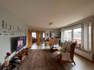 Vul eerst de KANDIDATUURFICHE volledig in door te klikken op volgende link https://ppvastgoed.be/nl/kandidatuurfiche ! Dan pas kan een bezoek ingepland worden. Gunstig gelegen appartement (76m²) omvat een woonkamer met ingerichte keuken, 2 slaapkamers, badkamer met aansluiting voor wasmachine, praktische bergruimte en een private garagebox. Beschikbaar vanaf 01/03/2026. De huurprijs: €750/maand. Geen lift aanwezig in het gebouw.