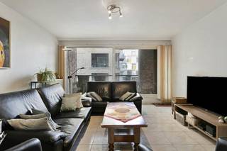 Gelegen in het centrum van Roeselare bevindt zich dit ruime en energiezuinige appartement op de eerste verdieping van een verzorgde residentie. Met een bewoonbare oppervlakte van 112 m² en twee volwaardige slaapkamers biedt dit appartement een aangenaam en comfortabel woongevoel. Het gunstige EPC-label B zorgt bovendien voor een energiezuinige en duurzame woonervaring.De ligging is een absolute troef. U woont hier centraal, maar toch in alle rust, in de Hendrik Consciencestraat. Op wandelafstand vindt u de Grote Markt, De Munt, het station, diverse winkels, horecazaken en het openbaar vervoer. Een ideale combinatie van stadse levendigheid en rustig wonen.Het appartement heeft volgende indeling:- Ruime, lichtrijke leefruimte- Keuken- Berging- 2 slaapkamers- Badkamer- Apart toilet- Terras aan voor- en achterzijdeMogelijkheid tot aankoop van een garage.Extra kenmerken:- Instapklaar en zeer lichtrijk appartement- Mogelijkheid tot aankoop van een garage- Ideaal als investering- Lift aanwezig in het gebouw- Centrale ligging nabij winkels, openbaar vervoer, centrum Roeselare,...