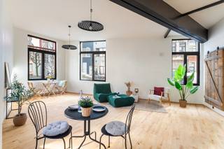 Instapklaar appartement op een zuchtje van Park Spoor Noord<br /><br />Welkom in de Oranjestraat 92 — hier woon je op een zucht van Park Spoor Noord. De straat geeft letterlijk uit op het park, de ideale plek voor een picknick, om te sporten of om te genieten van een lekker drankje in de zomerbar. Ook qua bereikbaarheid zit je hier goed: alle vormen van openbaar vervoer bevinden zich in de directe omgeving en de invalswegen zijn vlot bereikbaar.<br /><br /><br />Dit kleinschalige, eigenzinnige renovatieproject uit 2022 bestaat uit vier ruime éénslaapkamerappartementen die, dankzij de hoekligging, allemaal kunnen genieten van uitzonderlijk veel lichtinval.<br />Het appartement beschikt over een inkomhal, een handige (was)berging en een badkamer voorzien van douche, lavabo en toilet. Op de hoek vinden we de ruime leefruimte, uitgerust met een open keuken met alle gebruikelijke toestellen. De slaapkamer is aan de rustige achterkant gelegen.<br />Verder is er een privatieve kelderberging voorzien en beschikt het gebouw over een gemeenschappelijke fietsenberging.<br />Contacteer ons nu voor meer informatie of een bezoek ter plaatse!<br /><br />Bijzonderheden<br /><br />•Individuele meters en verwarming<br />•Conforme elektriciteit en gunstige EPC-score<br />•Per direct beschikbaar<br />•Leuke, opkomende locatie<br /><br />Verplichte vermeldingen:<br /><br />EPC: 140 kWh/m²<br />P-score: D<br />G-score: D<br />Stedenbouwkundige inlichtingen: Vg, Wg, Gvkr, Gmo, Gvv