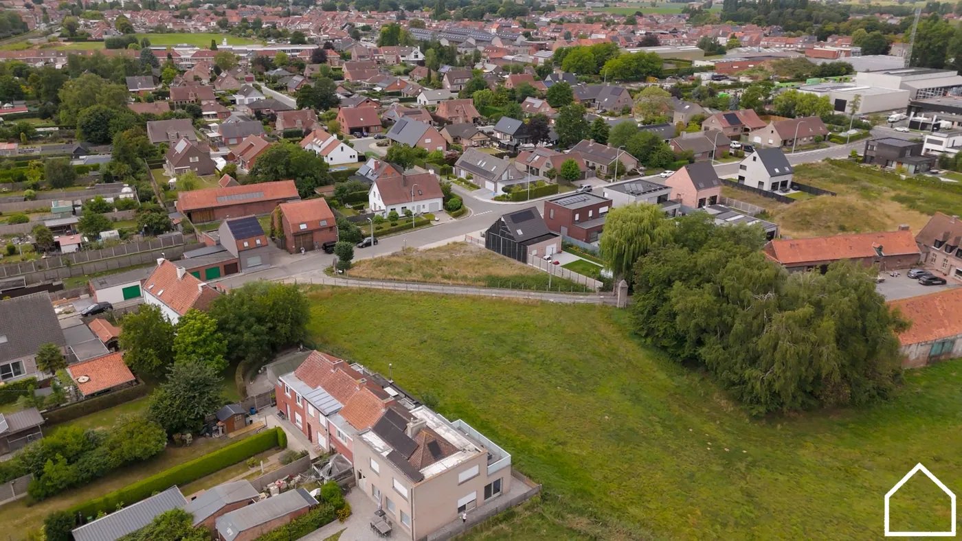 HALFOPEN NIEUWBOUWWONING MET 4 OF 5 SLPKS EN LANDELIJK ZICHT OP 510M² - foto 4