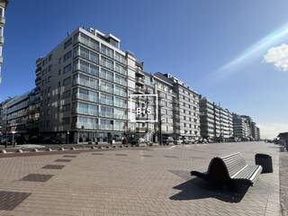 Appartement met frontaal zeezicht te huur op een toplocatie langs de Zeedijk van het Zoute.Indeling:Inkom met gastentoilet. Open, volledig uitgeruste...