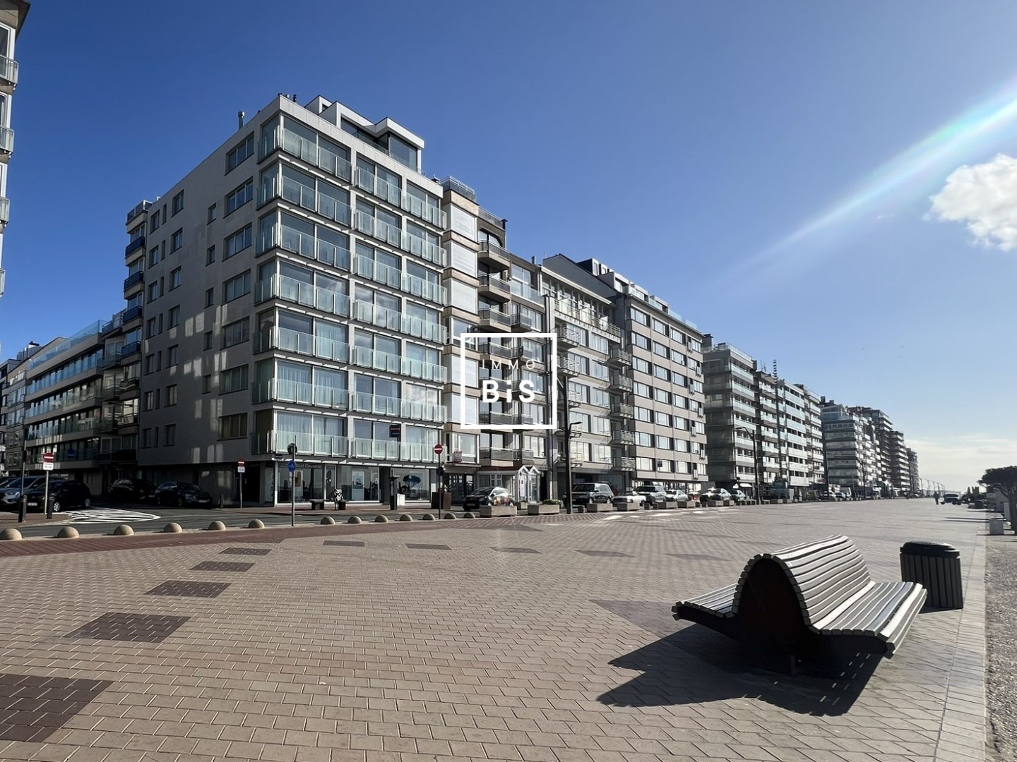Appartement met frontaal zeezicht op een toplocatie langs de Zeedijk van het Zoute. - foto 1