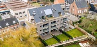 Dit knap en lichtrijk appartement werd opgetrokken in 2011 en heeft de ideale ligging, nabij het centrum maar toch in een oase van groen en rust. De indeling is als volgt: inkomhal met gastentoilet, aparte berging/wasplaats, aangename leefruimte met knappe raampartijen op een mooie keramische tegelvoer, open keuken voorzien van alle toestellen, leuk en overdekt zonneterras grenzend aan de leefruimte met een aangenaam tuintje, tweede (verhoogd) terras geeft uitzicht op de Durme. De nachthal geeft toegang tot de 2 ruime slaapkamers, tijdloze en betegelde badkamer met ligbad, inloopdouche en lavabomeubel. In de kelderverdieping bevindt zich de ondergrondse autostaanplaats en de privatieve kelder. Het appartement is momenteel verhuurd aan 1150 euro/maand. MAAK SPOEDIG UW AFSPRAAK VOOR EEN BEZOEK AAN DIT KNAPPE APPARTEMENT