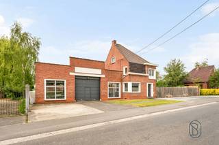 Te koop: karaktervolle woning met loods van 240 m² in OrroirIn Orroir, aan de voet van de Kluisberg, bevindt zich deze robuuste halfopen woning met royale volumes, een grote loods en ruime parkeermogelijkheden.De eigendom combineert comfortabel wonen met tal van mogelijkheden voor opslag, hobby of professionele activiteiten.Wat maakt dit pand uniek?Via de inkomhal komt u in de lichtrijke open leefruimte, die aansluit op de volledig uitgeruste keuken met eetplaats. Verder beschikt het gelijkvloers over een bureau, een praktische wasruimte/berging, een apart toilet en een bijkomende ruimte die ingericht kan worden als douchekamer. Daarnaast is er een grote droge kelder en een rechtstreekse toegang tot de loods. Op de verdieping bevinden zich drie ruime slaapkamers en een uitgeruste badkamer. De zolderverdieping biedt bovendien nog extra potentieel en kan verder ingericht worden als bijkomende kamer(s).Buiten geniet u van een mooi aangelegde en volledig omheinde tuin met twee terrassen. De eigendom beschikt daarnaast over parkeergelegenheid voor meerdere voertuigen en een grote loods van ca. 240 m² met sectionale poort.Technisch is de woning uitgerust met 24 zonnepanelen, dubbele beglazing in PVC, rolluiken, twee regenwaterputten van telkens 5.000 liter en een hydrofoorgroep.Voor wie is dit ideaal?Ideaal voor gezinnen, zelfstandigen of ruimtezoekers die wonen willen combineren met opslag, atelier of professionele activiteit, in een groene omgeving nabij de Kluisberg.Te koop via Immo Beguin, jouw vastgoedexpert sinds 2009, met kantoren in Ronse, Waregem, Kortrijk, Deinze, Doornik en Lessines.Meer info of bezoek via loicvdv@immobeguin.be