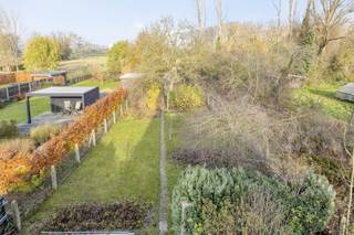 Ontdek deze aantrekkelijk gelegen halfopen woning op een mooi perceel van 8a 76ca, in een rustige straat met achterliggende velden. Deze...