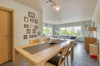 <h2>Ruime, instapklare woning met 5 (slaap)kamers, gelijkvloers wonen mogelijk en EPC C (potentieel B)</h2>
<p>Bent u op zoek naar een woning waar <strong>ruimte, comfort en een rustige ligging</strong> samenkomen? Dan is deze woning in een rustige woonwijk in Wilsele beslist een bezoek waard. Dankzij de doordachte indeling is ze ideaal voor een groot gezin, <strong>gelijkvloers wonen</strong>, <strong>kangoeroewonen </strong>of comfortabel thuiswerken.</p>
<p>De woning beschikt momenteel over een <strong>EPC-label C</strong>. Door de plaatsing van zonnepanelen kan dit verbeteren naar een <strong>gunstig EPC-label B</strong>.</p>
<p>De ligging is een absolute troef. U woont op slechts <strong>6 km van Leuven</strong>, op amper vijf minuten van de E314 en vlak bij winkels, scholen, openbaar vervoer, bakker, apotheek, .... Zo geniet u van de perfecte combinatie van rust en een uitstekende bereikbaarheid.</p>
<p>Via de inkomhal komt u in de lichtrijke leefruimte met plaats voor een gezellige zithoek en eetplaats. Aansluitend bevindt zich de volledig uitgeruste keuken met eettoog.</p>
<p>Op het gelijkvloers vindt u verder <strong>twee (slaap)kamers</strong>, een apart gastentoilet, een ruime garage met wasplaats en een <strong>rolstoeltoegankelijke badkamer met inloopdouche</strong>. Hierdoor is comfortabel wonen op één niveau perfect mogelijk.</p>
<p>De eerste verdieping beschikt over <strong>drie ruime slaapkamers</strong> en een tweede badkamer. Bovendien werd de bergruimte onder de schuine dakvlakken optimaal benut.</p>
<p>Ook buiten is het heerlijk vertoeven. Dankzij de uitzonderlijk rustige straat geniet u op het ruime terras in de voortuin van alle rust. Achteraan bevindt zich een tweede terras met een praktische tuinberging.</p>
<p>Parkeren kan probleemloos op de oprit (2 wagens achter elkaar), in de garage of in de straat.</p>
<p><strong>Extra troeven:</strong></p>
<ul>
<li>
<p>Potentieel naar EPC B na plaatsing van zonnepanelen;</p>
</li>
<li>
<p>conforme elektrische installatie;</p>
</li>
<li>
<p>hoogrendementsbeglazing;</p>
</li>
<li>
<p>HR-gasketel;</p>
</li>
<li>
<p>vernieuwde leidingen;</p>
</li>
<li>
<p>rolluiken;</p>
</li>
<li>
<p>5 slaapkamers en 2 badkamers.</p>
</li>
</ul>
<p>Bent u op zoek naar een ruime, instapklare woning die zich moeiteloos aanpast aan uw woonwensen? Dan is deze veelzijdige woning beslist een bezoek waard.</p>
<p><strong>Contacteer Anne-Leen via 0495 13 81 11 voor een bezoek.</strong></p>