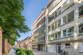 Dit mooie appartement is centraal gelegen en biedt zowel voor- als achteraan zicht op groen. Alles op wandelafstand!Bestaande uit een inkomhal met...