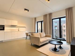 Deze stijlvolle, gemeubelde studio van ca 48 m² bevindt zich op de derde verdieping van het moderne nieuwbouwproject Anversa, gelegen op het bruisende Zuid in Antwerpen. De ligging is uitstekend, vlak bij de KdG Hogeschool en de gezellige Troonplaats. Tal van trendy restaurants, cafés en winkels bevinden zich op wandelafstand. Bovendien geniet u van een vlotte bereikbaarheid dankzij de nabijheid van belangrijke invalswegen en het openbaar vervoer.<br /><br />De studio werd smaakvol ingericht met stijlvolle, nieuwe meubels en biedt alle hedendaags wooncomfort. Via de afzonderlijke inkomhal bereikt u de moderne badkamer, uitgerust met een inloopdouche, wastafel, toilet en handdoekradiator.<br /><br />Verder komt u terecht in de gezellige leefruimte met open keuken, voorzien van een kookplaat, spoelbak en koelkast met vriesvak.<br />Het slaapgedeelte wordt op een slimme manier van de leefruimte afgescheiden door een op maat gemaakte ingemaakte kledingkast. Een comfortabele boxspring zorgt voor een aangename nachtrust.<br /><br />Ook de gemeenschappelijke faciliteiten vormen een absolute meerwaarde. Bewoners kunnen genieten van een gezellige ontspanningsruimte met pingpongtafel, tafelvoetbal en verschillende zithoeken. Daarnaast staan ook de gemeenschappelijke binnentuin, fietsenstalling en wasruimte ter beschikking.<br /><br />Gemeenschappelijke lasten: 50 Euro<br />Parkeerplaats bij te huren aan 140 Euro per maand<br />Alle nutsvoorzieningen (water en elektriciteit) zijn privé op te nemen door de huurder.<br /><br />Onmiddellijk beschikbaar.