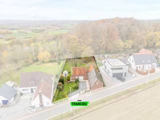 Op een uitzonderlijke locatie, nabij het prachtige Kloosterbos in Sint-Maria-Oudenhove, bevindt zich deze woning op een ruim perceel van 1410 m²...