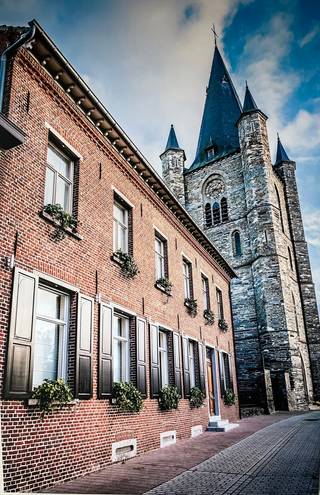 In het hart van Herne, in een rustige straat, vindt u deze charmante dubbele woonst met tal van mogelijkheden, ideaal voor een groot...