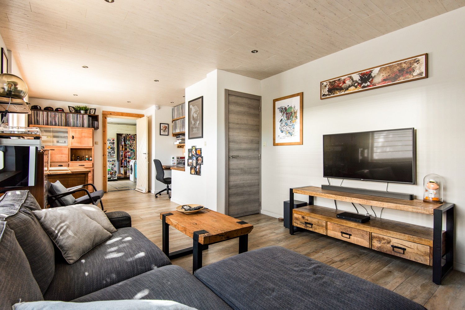 Grotendeels gerenoveerde woning op leuke locatie in Broechem! - foto 4