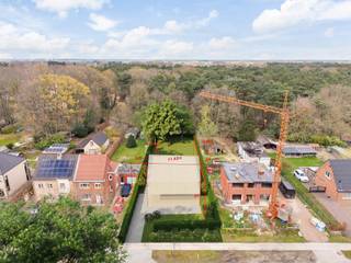 <strong>Bouwgrond (1087m²) voor OB met zicht op bos en groen.<br /><br />Ligging: </strong>Een centrale ligging tussen Herentals, Geel en Olen. Vlakbij het centrum van Onze-Lieve-Vrouw-Olen met haar winkels, horeca en scholen vlakbij. Ook het shoppingpark van Olen is binnen handbereik. Achteraan grenst het perceel aan bosgebied.<br /><br /><strong>Beschrijving: </strong>Bouwgrond voor open bebouwing met een perceelbreedte van 17,50m en een diepte van +- 63m. <br />Een ruime, open bebouwing met een footprint van 11,50m breedte op 17m diepte kan hier maximaal gerealiseerd worden.<br /><br />Achteraan grenst het perceel aan bosgebied wat zorgt voor een zeer groen en rustig gevoel.<br /><br />Meer info of het bekomen van de voorschriften? Neem contact op met ons kantoor op het nummer 014 95 37 50 voor een vrijblijvende afspraak.<br /><br /><strong>Bijzondere informatieplicht:</strong> in aanvraag