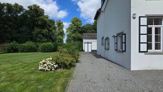 <p><strong>Prachtige, ruime villa met grote tuin te huur in Everberg</strong></p><p><br /> </p><p>Bent u op zoek naar een ruime, karaktervolle woning op een rustige en strategische toplocatie? Deze prachtig gerenoveerde villa in Everberg biedt u maar liefst 293 m² aan bewoonbare oppervlakte op een perceel van 18 are. De woning is ideaal gelegen in een rustige omgeving, maar bevindt zich toch op korte afstand van internationale scholen zoals de BSB in Tervuren (7,7 km), de Amerikaanse school in Sterrebeek (8 km), de Duitse school in Wezembeek-Oppem (7,8 km) en het centrum van Leuven (11,7 km).</p><p><br /> </p><p><strong>Indeling van de woning:</strong></p><p><br /> </p><ul><li>De gezellige woonkamer is voorzien van een parketvloer en een open haard. Daarnaast is er een ruime eetkamer en een volledig ingerichte keuken met ontbijthoek. Verder vindt u op de begane grond een handig bureau en een berging/wasruimte.</li><li>Er zijn 4 ruime slaapkamers, afgewerkt met massief parket. De woning beschikt daarnaast over een badkamer, een aparte douchekamer en in totaal 3 toiletten verspreid over de woning.</li><li>De woning is deels onderkelderd, heeft een zolder en biedt een garage met plaats voor een wagen en extra berging. Parkeerruimte voor twee wagens buiten.</li></ul><p><br /> </p><p>Geniet van de tuin van +/- 18 are, voorzien van een terras. </p><ul><li>De woning werd in 2009 gerenoveerd.</li><li>Voorzien van dubbele PVC-beglazing, een alarmsysteem en een intercom.</li><li>Centrale verwarming op stookolie (Viessmann ketel uit 2009).</li><li>Energieprestatiecertificaat (EPC): Label D (393 kWh/m² jaar).</li><li>Jaarlijkse kost van 50% van de premie voor de brandverzekering.</li><li><p>Onmiddelijk beschikbaar</p><p><br /> </p></li></ul><p>Mis deze unieke kans niet!!</p><p>Bekijk ons volledig aanbod op www.ap-p.be</p>