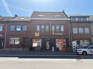 <p>Op een vlot bereikbare locatie in Herent bevindt zich deze ruime woning met bijzonder veel potentieel. Dit opent heel wat perspectieven voor wie een ruime woning zoekt en deze volledig naar eigen smaak en indeling wil afwerken.</p><p>De woning beschikt vandaag over drie slaapkamers, met de duidelijke mogelijkheid om dit uit te breiden naar maar liefst vijf kamers. De beschikbare ruimte laat toe om de indeling volledig naar eigen wensen en noden vorm te geven.</p><p>Het gelijkvloers wordt momenteel gebruikt als handelsruimte, maar kan perfect worden omgevormd tot extra leefruimte, een ruime keuken, bureau of bijvoorbeeld een praktische fietsenberging.</p><p>Achteraan de woning bevindt zich een aangename stadstuin met een gunstige zuidwestelijke oriëntatie. Hier kan je volop genieten van de zon en de avondzon in alle rust.</p><p>De woning dient grondig gerenoveerd te worden, maar vormt net daardoor een ideale opportuniteit voor wie een woning volledig naar eigen hand wil zetten. De ruimte en structuur zijn aanwezig – het is aan jou om er een echte thuis van te maken.</p><p>Een unieke kans voor renovatie-enthousiastelingen of investeerders die op zoek zijn naar een project met sterke mogelijkheden.</p><p>Mis deze kans niet en neem vandaag nog contact op met Kim van Gilles vastgoed op +32 468 48 61 27 of mail naar kim@gillesvastgoed.be</p>
