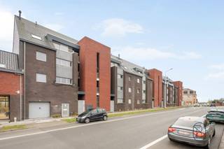 <p>Dit klassieke nieuwbouwproject in Moeskroen staat voor zorgeloos wonen op een centrale ligging.<br /><br />De architectuur straalt rust en elegantie uit, terwijl het interieur volledig inspeelt op de noden van hedendaags wonen: energiezuinig, praktisch en comfortabel.<br />Elke appartement werd ontworpen met aandacht voor functionaliteit, natuurlijke lichtinval en afwerkingskwaliteit.<br />Aangename terrassen. <br /><br />Een project dat niet alleen vandaag overtuigt, maar ook op lange termijn zijn waarde en uitstraling behoudt.<br /><br />Meer info bij Immo Beguin: sebastien@immobeguin.be</p>