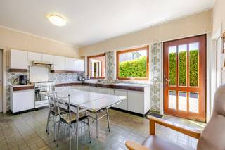 <p><span>Prachtige, charmante woning met 3 slaapkamers en grote tuin!</span></p><p><span>Deze woning is gelegen nabij het centrum van Kalken, vlakbij de Kalkense Meersen. Vlot bereikbaar, handel en scholen in de nabijheid!</span></p><p><span>De troeven zijn absoluut de locatie, vlakbij de dorpskern en de Kalkense Meersen, en het volume van de woning en de grote tuin!</span></p><p><span>Op het gelijkvloers is er een inkomhal, ruime en lichtrijke woonkamer, ingericht keuken en de badkamer.</span></p><p><span>Op de eerste verdieping bevinden zich 3 grote slaapkamers, met aansluitend nog een kamer en een apart toilet.</span></p><p><span>Er is een ruime zolder aanwezig.</span></p><p><span>Bent u ook gecharmeerd door deze woning? Neem contact op om uw bezoek te plannen.</span></p><p><span>EPC 642, uc 3859160; Renovatieplicht aanwezig. G-score A, P-score D; </span><span>Bestuursmaatregelen in het maatregelenregister: nee.</span></p><p><span> </span></p><p><span> </span></p>