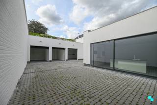 Ontdek deze splinternieuwe garage/opslagruimte in hartje Wevelgem. Het gebouw werd in 2025 volledig vernieuwd en vergund tot een...