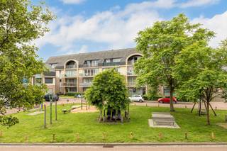 <p></p>
<h1>Ruim en verzorgd appartement met 2 slaapkamers en ondergrondse autostaanplaats in het centrum van Essen</h1>
<p>Dit verzorgde appartement op de eerste verdieping combineert ruimte, comfort en een praktische indeling op een rustige locatie in het hart van Essen. Dankzij de lift, de ondergrondse autostaanplaats en de nabijheid van alle voorzieningen vormt dit een ideale woonst voor wie comfortabel en centraal wil wonen.</p>
<p>Via de gemeenschappelijke inkomhal bereikt u met de trap of lift de eerste verdieping. De inkomhal geeft toegang tot de lichtrijke zonnige leefruimte, waar voldoende plaats is voor zowel een gezellige zithoek als een ruime eethoek. Aansluitend bevindt zich de volledig uitgeruste keuken met elektrische kookplaat, dampkap, oven, koelkast en vaatwasser. Een mooi zuid georienteerd terras maakt het plaatje compleet.</p>
<p>Verder beschikt het appartement over een praktische berging met aansluiting voor wasmachine en droogkast.</p>
<p>De nachthal leidt naar een afzonderlijk gastentoilet met handenwasser en een volledig betegelde badkamer, uitgerust met een ligbad met douchefunctie, een lavabo in meubel en een handdoekradiator.</p>
<p>Aan de rustige achterzijde van het gebouw bevinden zich twee volwaardige slaapkamers van respectievelijk 12,6 m² en 12,3 m².</p>
<p>Bij het appartement hoort bovendien een vlot bereikbare ondergrondse autostaanplaats en gemeenschappelijke fietsenberging inbegrepen in het aanbod.</p>
<h2>Troeven</h2>
<ul>
<li>
<p>Ruim en verzorgd appartement</p>
</li>
<li>
<p>Twee volwaardige slaapkamers</p>
</li>
<li>
<p>Lichtrijke zonnige leefruimte met zuid georienteerd terras</p>
</li>
<li>
<p>Praktische indeling</p>
</li>
<li>
<p>Afzonderlijke berging</p>
</li>
<li>
<p>Lift aanwezig</p>
</li>
<li>
<p>Ondergrondse autostaanplaats inbegrepen</p>
</li>
<li>
<p>Rustige ligging in het centrum van Essen</p>
</li>
<li>
<p>Winkels, openbaar vervoer, horeca, apotheek en andere voorzieningen op wandel- en fietsafstand</p>
</li>
</ul>
<p><strong>Gemeenschappelijke kosten: € 160 per maand</strong></p>