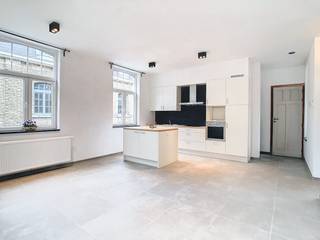 Op zoek naar een comfortabel appartement op wandelafstand van alle voorzieningen? Dit recent vernieuwde appartement combineert een praktische indeling met een centrale ligging in het centrum van Ieper.INDELING1ste verdiep:- Inkomhal - Leefruimte met open keuken (voorzien van vaatwas, oven, inductiekookplaat, dampkap, frigo)- 2 slaapkamers - Badkamer met inloopdouche en dubbel lavabomeubel- Berging voorzien van aansluiting voor wasmachine- Apart toilet- Terras Gemeenschappelijke fietsenberging aanwezig. Ben je geïnteresseerd in dit pand te huur in Ieper? Surf dan naar de website www.dewaele.com, klik op de rode knop 'Bezoek aanvragen' en vul het huurdersprofiel in. Daarna nemen we contact op voor een bezoek.