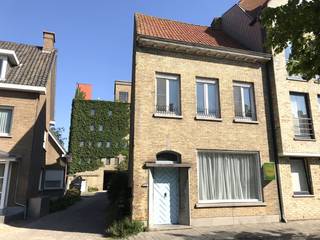 sterktes : * gelegen in het mooie historische centrum langs de Handzamevaart * goeie zon-oriëntatie * heel veel lichtinval dankzij de grote...