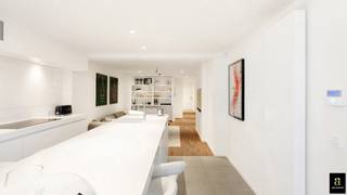 Mooi appartement nabij de Dumortierlaan en het Lichttorenplein!Dit stijlvol gelijkvloers appartement werd volledig vernieuwd met hoogwaardige...