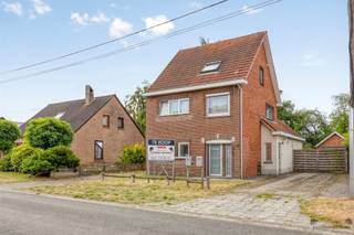 <p><span>Rustig gelegen gelijkvloers appartement van +/- 71m² te Leopoldsburg met gastentoilet, inkomhal (rechts), open leefruimte en keuken, kelder, badkamer geïnstalleerd met douche en wastafel en 1 slaapkamer. Inclusief garage en prachtig zuid georiënteerde tuin.</span></p><p><span>  </span></p><p><span>Voor meer info of een bezoek contacteer me op <span>011 199 991</span></span><span> of <span>0493 501 078</span></span><span>.</span></p><p><span> </span></p><p><span> </span></p><p><span>Een waardebepaling van uw woning nodig? Aarzel dan niet om me vrijblijvend te contacteren om een verkoopprijs van uw woning te bepalen.<br />Bel op 0493 50 10 78</span></p><p><span> </span></p>