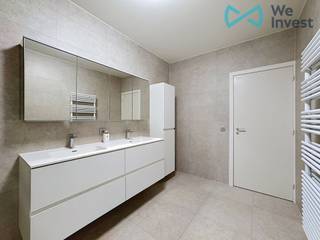 <p>Interesse in dit appartement? Vraag een afspraak aan via onze website www.weinvest.be<br />Of via volgende link: https://wi-antwerpen-zuidrand.mijnhuurprofiel.be/property/37c838e8-e6d5-4ec5-98cd-55c51a6a4b45<br /><br />Ontdek dit lichtrijke en goed onderhouden appartement op de <strong>eerste verdieping</strong> van een <strong>klein, rustig gebouw</strong> zonder lift. Gelegen op een <strong>centrale locatie nabij belangrijke invalswegen</strong>, biedt dit appartement zowel comfort als bereikbaarheid.<br /><br /><strong>Indeling en troeven:<br /></strong><strong>* Drie volwaardige slaapkamers</strong> <br /><strong>* Ruime badkamer</strong> met moderne <strong>inloopdouche</strong>.<br /><strong>* Open, volledig ingerichte keuken</strong> die naadloos aansluit op de gezellige leefruimte.<br /><strong>* Terras aan de voorzijde</strong> via een grote raam én een <strong>ruim achterterras</strong> over de volledige breedte van het appartement.<br /><strong>* Inkomhal met vestiairekast</strong> en <strong>extra kleine berging</strong>.<br /><strong>* </strong>Ruime <strong>was- en bergruimte</strong> met aansluiting voor wasmachine en droogkast.<br /><strong>* Gesloten garagebox inbegrepen</strong> in de huurprijs.<br /><strong>* Lage gemeenschappelijke kosten</strong>, geen lift.<br /><br /><strong>Beschikbaar vanaf 1 oktober.<br /></strong>* Huurwaarborg: 3 maanden<br />* Plaatsbeschrijving verplicht op te maken door een erkend expert (kosten gedeeld tussen huurder en verhuurder).<br /><br />Een uitstekende kans voor wie comfortabel en centraal wil wonen in Aartselaar.</p>
<p><strong>Interesse?</strong> Stel je kandidaat via 'mijn huurprofiel'</p>
