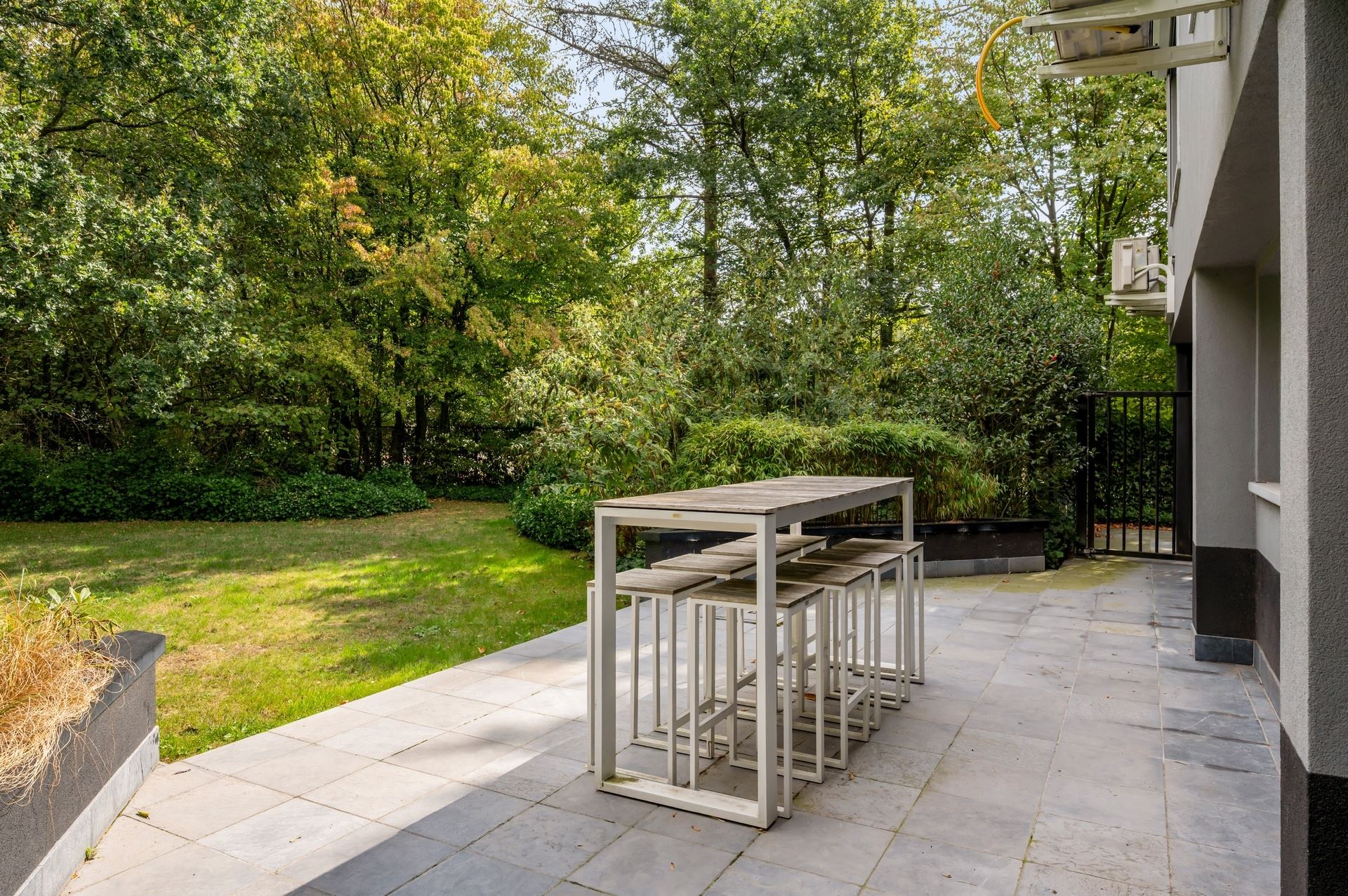 Ruime woning met 4 slaapkamers, wellness, dubbele garage en tal van mogelijkheden! - foto 4