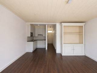 Uitstekend gelegen vakantie appartement in hartje Knokke, slechts enkele passen verwijderd van de Zeedijk, het Rubensplein en de Lippenslaan. Het appartement is instapklaar en profiteert van een energielabel B. <br /> <br />Omringd door horeca, winkels en leuke boetiekjes is dit hét vakantieverblijf bij uitstek. <br />Door de goede ligging vlakbij het strand komt het appartement eveneens in aanmerking voor vakantie - of jaarverhuur. <br /> <br />Indeling: Inkomhal met gastentoilet, aangename en lichtrijke woonkamer met open zicht op de Leopoldlaan, ingerichte open keuken voorzien van alle nodige toestellen, badkamer met ligbad en één slaapkamer.<br /><br />Recente condensatieketel, energiezuinig met EPC-label B, lage syndickosten dankzij het ontbreken van een lift in de residentie en een gemeenschappelijke fietsenberging.<br /><br />Kortom, een ideale opportuniteit zowel voor eigen bewoning (hoofdverblijf of tweede verblijf) als voor investering met een aantrekkelijk huurrendement.<br /><br />Bezoeken? Graag na afspraak met Willem Cauwels via tel. 050 89 27 70