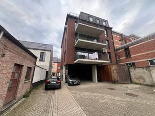 Deze open staanplaats bevindt zich achter het gebouw gelegen aan Witte Weverspoort 5 te Turnhout, met inrit langs Graatakker. De centrale ligging (op amper 300 meter van de markt in Turnhout), en de weinig beschikbare parkeerplaatsen langsheen Graatakker maken dit een buitenkans. De maandelijkse huurprijs bedraagt 75 euro waarop BTW dient te worden aangerekend, daarnaast wordt een provisie van 4.25 euro maandelijkse gemeenschappelijke kosten aangerekend. Dit brengt de totale maandelijkse verhuurprijs op 95 euro. Voor meer informatie kan u terecht via mail info@batimmo-vastgoed.be of op 0473/45.77.37