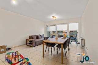 Dit moderne appartement is gelegen in een jonge en stijlvolle residentie vlakbij winkels, scholen en natuurgebied.  Het heeft een zuid-gericht...