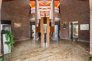 Deze klassevolle villa is gelegen in een oase van groen, doch centraal op een verbindingsweg tussen Lier en Mechelen en nabij de oprit E19. De woning...