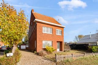 Deze ruime en zeer goed onderhouden half open bebouwing met rijkelijk veel lichtinval door de talrijke raampartijen, is gelegen op een rustige en zeer gunstige ligging, op wandelafstand van o.a. een kleuterschool, basisschool en park de kiosk.

Verder is deze woning gelegen op een boogscheut van enkele winkels, supermarkten, bakkers, apotheek, tal van sportfaciliteiten, horeca, fiets -en wandelroutes, zo ook is recreatiedomein de Keiheuvel vlakbij gelegen.

Doch bovendien is deze woning ook zeer strategisch gelegen bij allerlei invalswegen richting Mol-centrum, Balen-centrum, Lommel, Geel, Dessel, enz…

Verdere troeven van deze woning :
•	Niet gelegen in overstromingsgebied, geen asbest in de woning
•	Garage aan de woning
•	Benedenverdieping grotendeels voorzien van rolluiken
•	Slaapkamers voorzien van rolluiken en vliegenramen
•	Praktische woning met veel inbouwkasten en opbergmogelijkheden

Kortom een woning met zeer veel mogelijkheden dat zeker een bezoek waard is.

Bouwgrond rechts voor half open bebouwing optioneel bij aan te kopen! 

Voor verdere informatie kan U steeds terecht op ons kantoor. 014/82.15.15.
