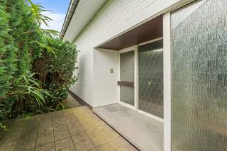 <p>Charmante open bebouwing in een residentiële wijk van Grimbergen, omringd door groen en nabij scholen en openbaar vervoer.</p><p><br /></p><p>Deze woning uit 1976 bevindt zich in een gegeerde villawijk en biedt een uitstekende combinatie van ruimte, licht en potentieel. Dankzij de grote raampartijen geniet de woning van veel natuurlijke lichtinval in de leefruimtes. De ruime oppervlaktes maken het mogelijk om de woning volledig naar eigen smaak te moderniseren en in te richten. Buiten geniet u van een prachtig ruim perceel met een gunstige oriëntatie, ideaal om optimaal van de tuin en het buitenleven te genieten. De ligging in een groene en residentiële omgeving, met vlotte verbindingen naar invalswegen, vormt een extra troef.</p><p><br /></p><p>• Ruime woonkamer (31,5 m²) met veel lichtinval<br />• Aparte eetkamer (16,77 m²) aansluitend op de leefruimte<br />• Grote keuken (22,14 m²) met tal van mogelijkheden<br />• Inkomhal (24,39 m²) met aangename circulatie<br />• Bureel (21,11 m²), ideaal voor thuiswerk of hobbyruimte<br />• Badkamer (18 m²)<br />• Drie slaapkamers van 10 m², 16 m² en 20 m²<br />• Berging (5 m²)<br />• Zeer ruime garage (46 m²)</p><p><br /></p><p>• Zeer lichtrijke woning in een gegeerde wijk<br />• Ruime oppervlaktes met veel renovatie- en inrichtingspotentieel<br />• Groot perceel met gunstige oriëntatie in groene omgeving</p><p><br /></p><p>Neem vandaag nog contact op met je ERA-makelaar voor een bezoek.</p><p><br /></p><p>JOUW DROOMHUIS. ZO GEVONDEN!</p>