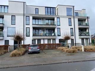 Staanplaats auto, moto, bakfiets, longtail...Ligging; achter residentie Lux, Mijlebekelaan 44, Aalst.Vlakbij O.L.V. ziekenhuis, scholen,...Veilig:...