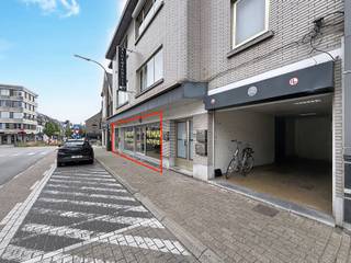 <p>Op een uitstekend zichtbare commerciële locatie in het centrum van Bree bevindt zich dit ruime handelspand met een totale oppervlakte van <strong>425 m²</strong>. Dankzij de strategische ligging en de grote visibiliteit biedt dit pand tal van mogelijkheden voor detailhandel, showroomactiviteiten, dienstverlening of andere commerciële doeleinden.</p>

<p>Het pand beschikt over:</p>

<ul><li><strong>3 ruime toonzalen/showrooms</strong></li><li><strong>Refter/personeelsruimte</strong></li><li><strong>Sanitaire voorzieningen voor personeel</strong></li><li><strong>Sanitaire voorzieningen voor klanten</strong></li><li><strong>Goederenlift </strong></li><li><strong>Opslagruimte</strong> voor stockage of archief</li></ul>

<p>De praktische indeling en de royale oppervlakte maken het pand geschikt voor diverse commerciële activiteiten. De centrale ligging zorgt bovendien voor een uitstekende bereikbaarheid en een maximale zichtbaarheid voor klanten en passanten.</p>

<h3>ONMIDDELLIJK BESCHIKBAAR</h3>

<p>Ben je op zoek naar een ruim handelspand en/of kantoorruimte op een prominente locatie om uw zaak verder uit te bouwen? Dan is dit pand zeker een bezoek waard.<br /><br />Graag in Bree willen (of blijven) ondernemen? Vraag je bezichtiging aan via ERA IMPACT. Jessica helpt je graag verder. </p>