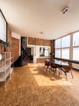 <p>Tussen de bomen in de Osystraat vind je de statige voordeur van een authentieke woning met 13 appartementen en 3 ateliers.</p><p><br />Heb je altijd gedroomd van een plek waar je kan werken, leven en creaties tot realiteit brengen in een atelier nabij het centrum van Antwerpen?<br />Dan hebben wij de kans met deze mooi gerenoveerde duplexloft welke de balans geeft van rauwe charme en modern comfort.</p><p><br />Reeds bij het binnenkomen in de traphal voel je het stoere karakter door de mooie zwarte smeedijzeren trap en het vele aanwezige metselwerk welke de authentieke ziel bewaren.</p><p><br />Eénmaal in de woonst valt de architectuur van de voormalige werkplaats onmiddellijk op door de hogere plafonds, grote raampartijen, aanwezige constructiebalken en de vele bakstenen muren.</p><p><br />Op het eerste niveau werd de ruimte mooi verdeeld in volgende ruimtes:<br />-Een ruime slaapkamer met grote ramen.<br />-Aansluitende badkamer met wastafel en douche<br />-Een prachtige grote leefruimte met uitzonderlijke raampartijen<br />-Centrale ingerichte keuken die de twee leefruimtes verbindt.<br />- De eetruimte is voorzien van heel veel daglicht verbonden met de keuken door een groot keukenblad<br />- Via een centrale trap kom je op het hogere niveau waar zich een tweede zeer ruime slaapkamer bevindt inclusief een prachtige badkamer met wastafel en douche.</p><p><br />Mis deze kans niet om een exceptioneel atelier als thuis te hebben voor al je dromen te realiseren. </p><p>Rechtstreeks van eigenaar te koop.<br />Bel ons gerust voor meer info en een bezoekje 0456 83 87 68</p><p><br /> </p>