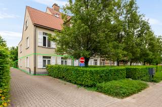 Op een zeer gunstige ligging, vlakbij het centrum van Oelegem, bevindt zich dit instapklare gelijkvloers appartement in een verzorgd gebouw met lift. Dankzij de praktische indeling, de aangename tuin en de privatieve ondergrondse autostaanplaats is dit de ideale woonst voor wie comfortabel en zorgeloos wil wonen.<br /><br />Indeling: Via de inkomhal bereikt u de twee slaapkamers aan de voorzijde van het appartement. De ruime hoofdslaapkamer is uitgerust met ingemaakte kasten, terwijl de tweede slaapkamer perfect dienst kan doen als kinderkamer, bureau of logeerkamer. De badkamer is ingericht met een dubbel lavabomeubel, een ligbad met douchecombinatie en een handdoekdroger. Verder is er een apart gastentoilet en een praktische berging.<br /><br />De lichtrijke woon- en eetkamer vormt het hart van het appartement en geeft via een groot schuifraam rechtstreeks uit op het gezellige terras en de privatieve tuin. De volledig geïnstalleerde keuken is voorzien van een spoeltafel, inductiekookplaat, dampkap, oven, vaatwasmachine en koelkast met diepvriezer. Aansluitend bevindt zich een handige berging met aansluitingen voor wasmachine en droogkast.<br /><br />Ondergrondse verdieping: Het appartement beschikt over een privatieve ondergrondse autostaanplaats, inbegrepen in de huurprijs.<br /><br />Algemene onkosten: € 80/maand<br /><br />Troeven: Gelijkvloers appartement met privatieve tuin en terras - Twee volwaardige slaapkamers - Hoofdslaapkamer met ingemaakte kasten - Ondergrondse autostaanplaats - Lift aanwezig in het gebouw - Praktische berging en wasplaats - Nabij het centrum van Oelegem - Vlotte verbinding naar winkels, scholen en in- en uitvalswegen