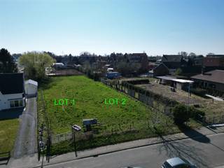 <p><span>In een strategisch gelegen zijweg van de grote baan hebben wij deze bouwgrond te koop. </span></p><p><span>Erpe is zeer goed gelegen in de omtrek rond de stad Aalst. </span></p><p><span> </span></p><p><span>De bouwgrond meet 935,32 m² en is geschikt voor een halfopen bebouwing. </span></p><p><span>Bouwvoorschriften op aanvraag. </span></p><p><span> </span></p><p><span>Voor meer informatie en/of een bezoek, contacteert u Didier van Immo Zone op het nummer 0476/ 73. 17. 99.</span></p><p><span> </span></p>